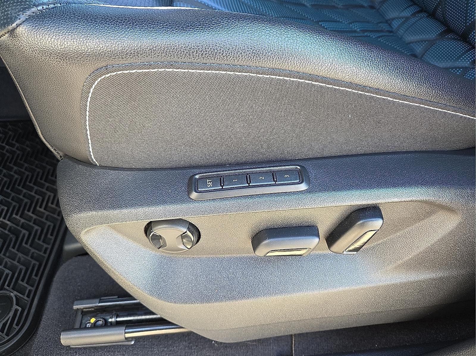 2024 Volkswagen Atlas Cross Sport 2.0T SEL Premium R-Line