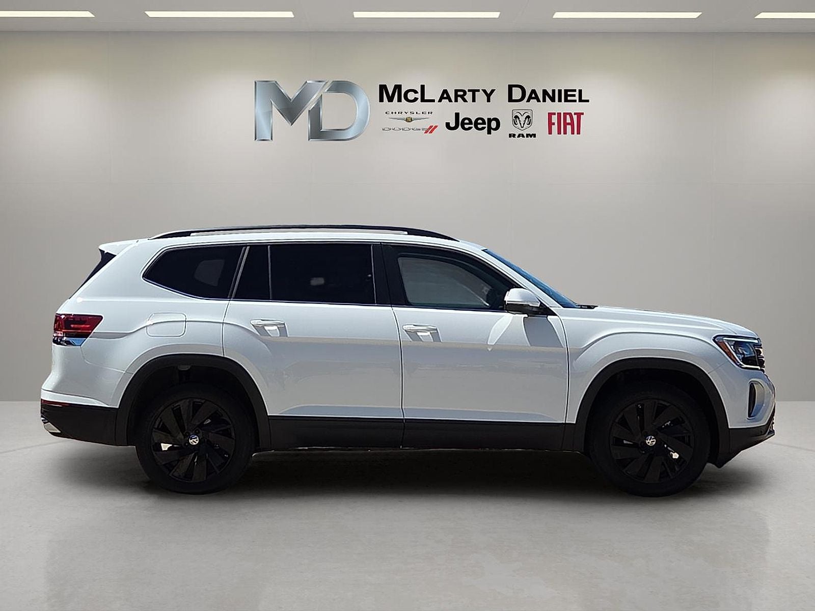 2025 Volkswagen Atlas 2.0T SE w/Technology