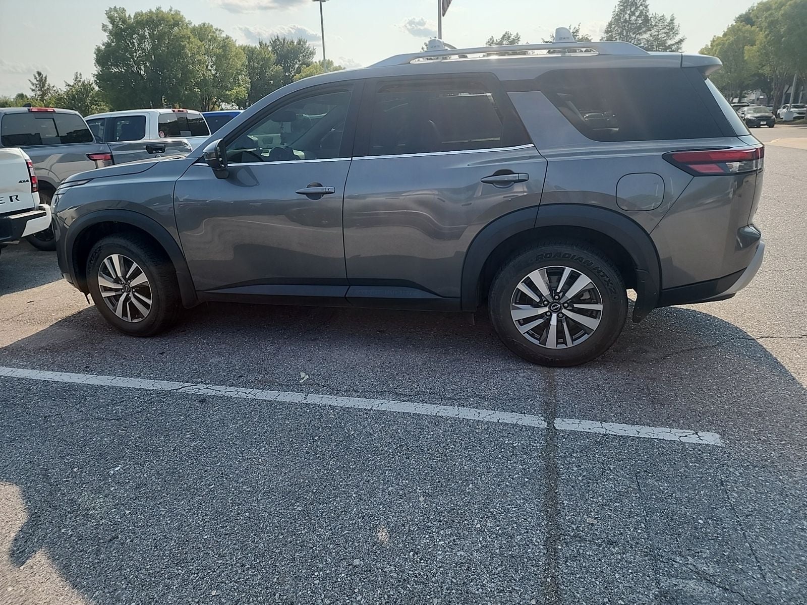 2022 Nissan Pathfinder SL