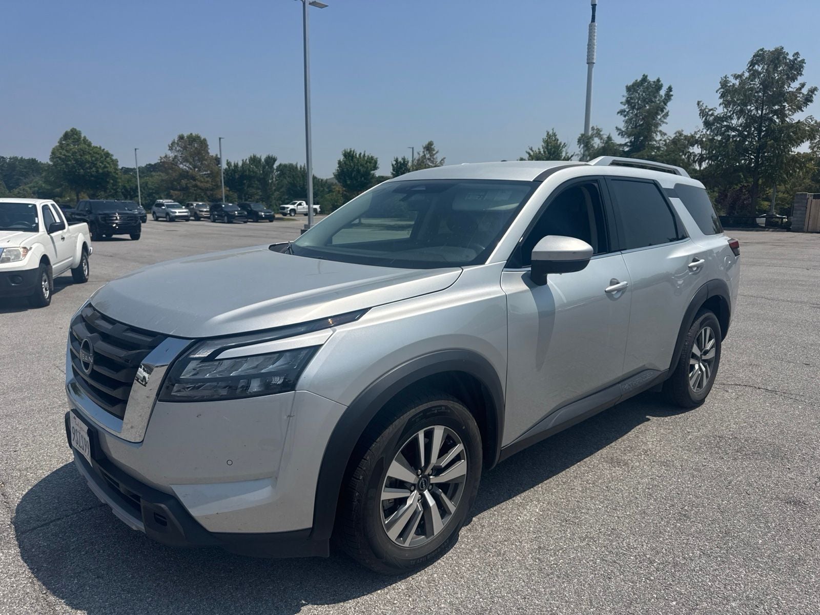 2025 Nissan Pathfinder SL