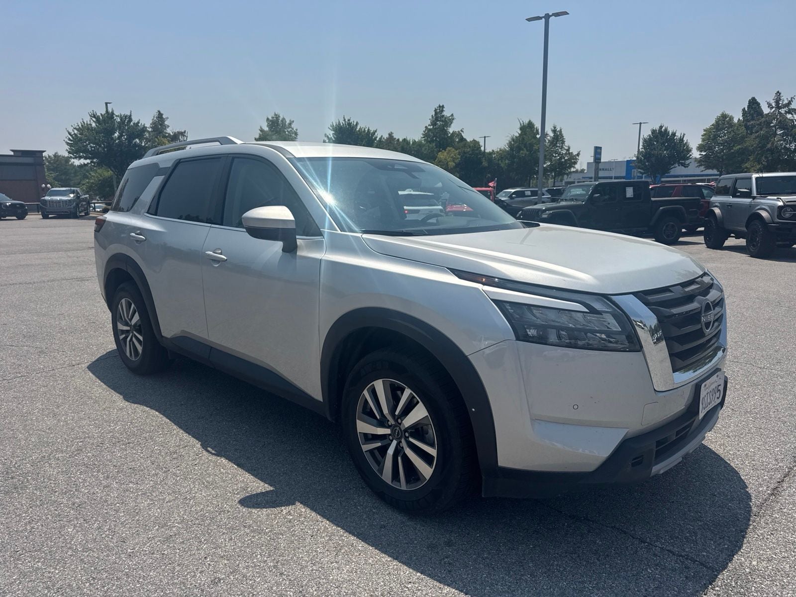 2025 Nissan Pathfinder SL